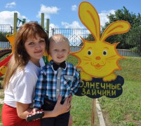 Жанна Михайловна Бакаева, воспитатель детского сада № 22 п. Северный, с сыном Вячеславом